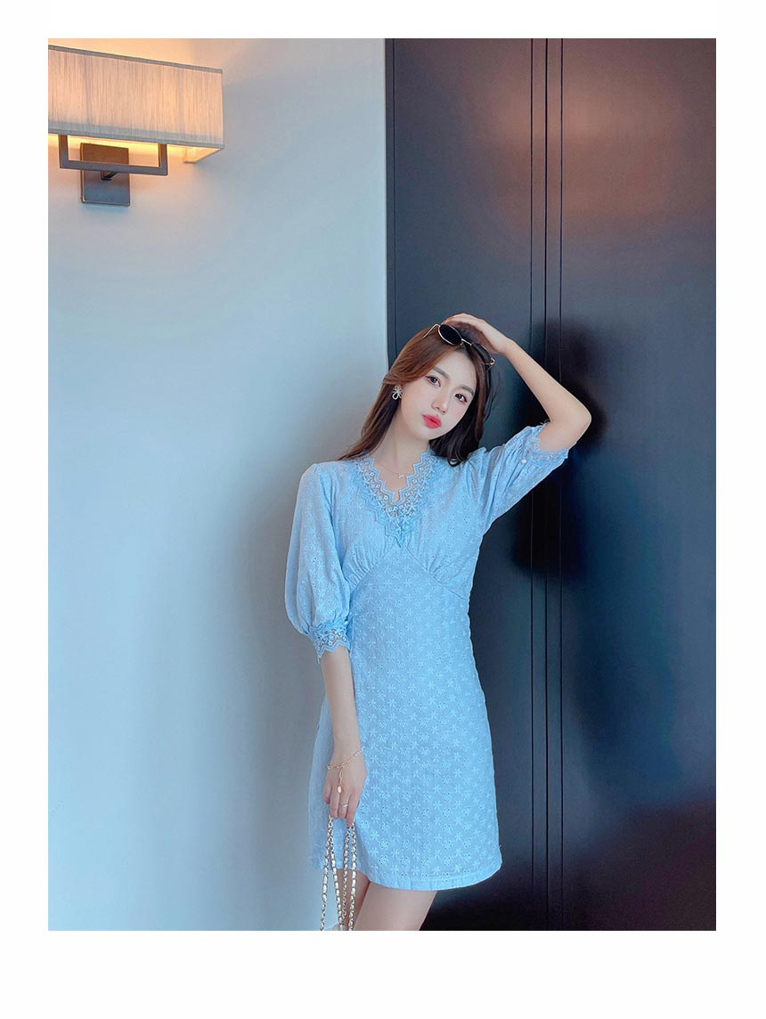 [제이스/ 브이넥 펀칭 원피스(2Color) 여름 스커트 사랑스러운 넥라인 소매밑단 레이스 브이라인 꽃무늬 