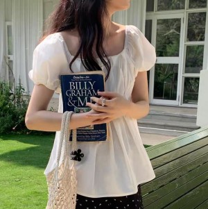 [ONN][BL637]스퀘어넥 귀여운 핀턱 퍼프 반팔 블라우스 플레어 밑단 여성스러운 셔츠 아이보리 소라
